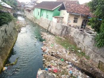Duh! Sungai di Jalan Hanoman, Dipenuhi Sampah